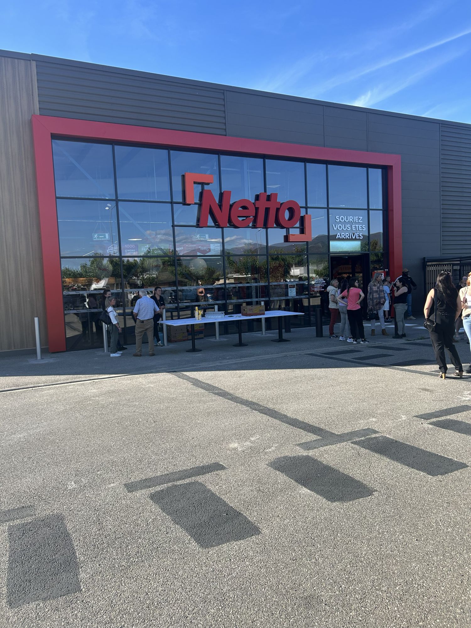 Façade vitrée en mur-rideau et entrée automatique du magasin Netto de Peipin
