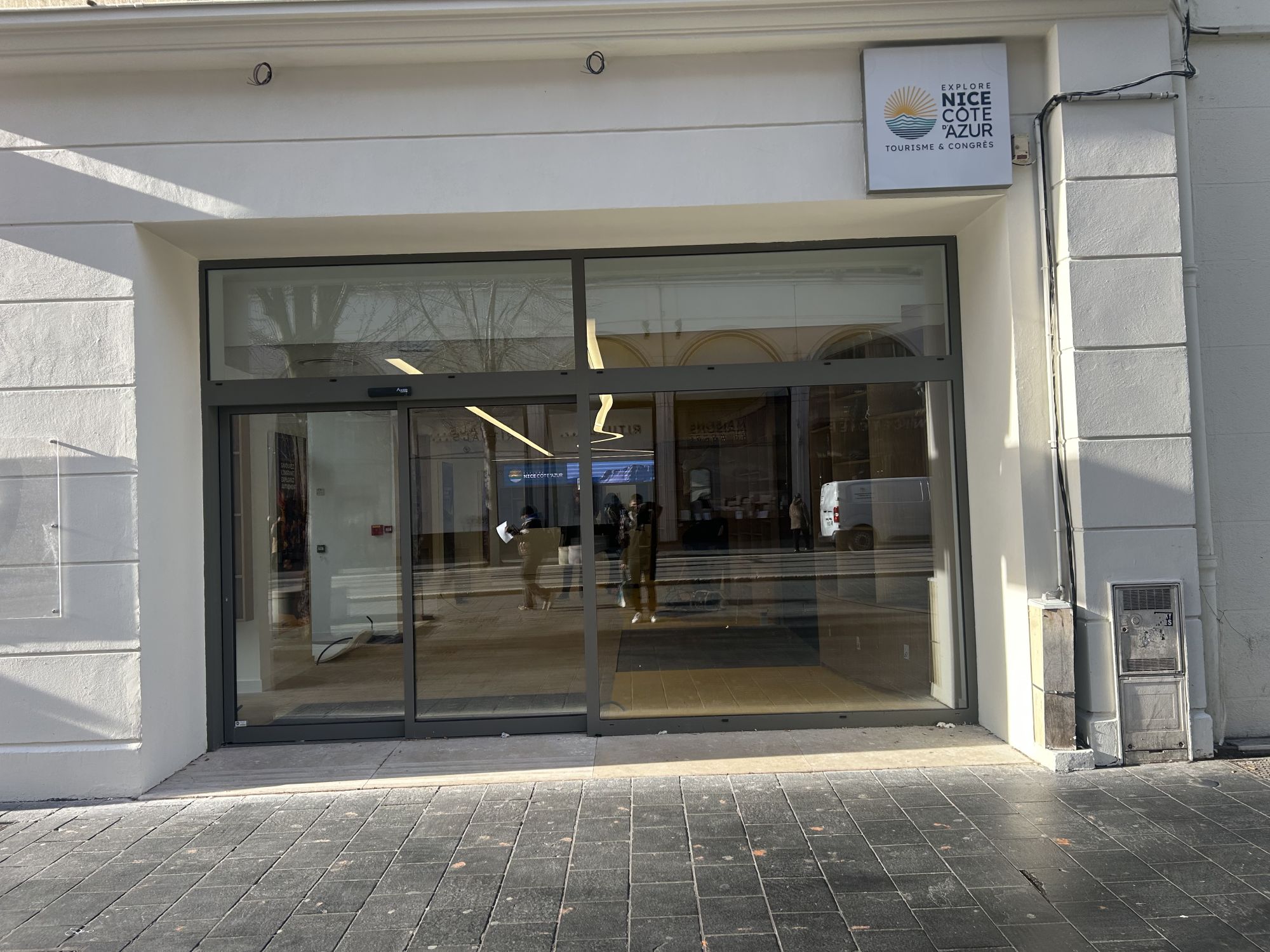 Porte automatique coulissante installée à l'Office de Tourisme de Nice